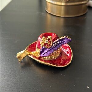 Red hat trinket box